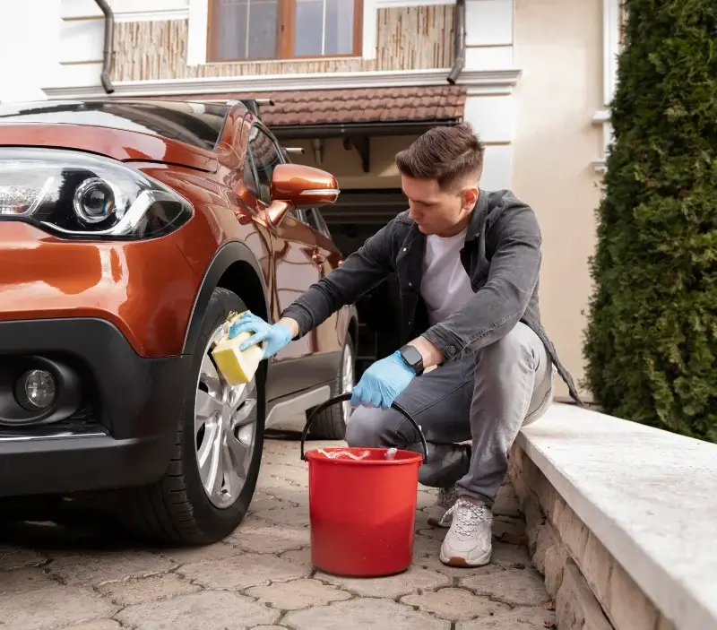 Lavage auto à domicile Sacy-le-Grand : professionnel intervenant sur un véhicule